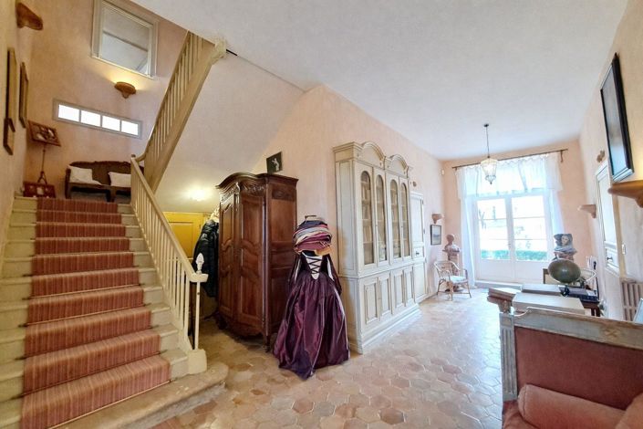 Image No.17-10 Bed Property for sale