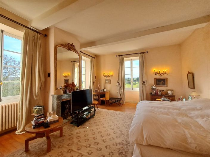 Image No.18-10 Bed Property for sale