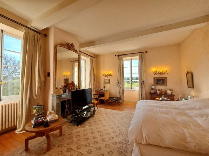 Image No.19-10 Bed Property for sale