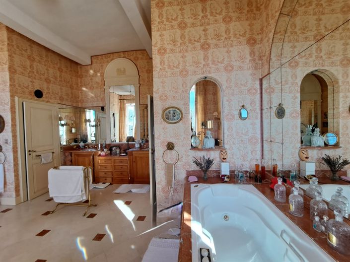 Image No.20-10 Bed Property for sale