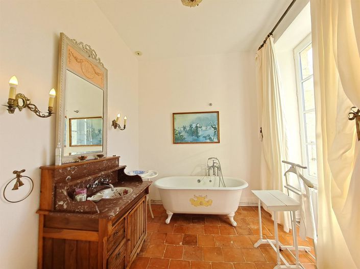 Image No.21-10 Bed Property for sale