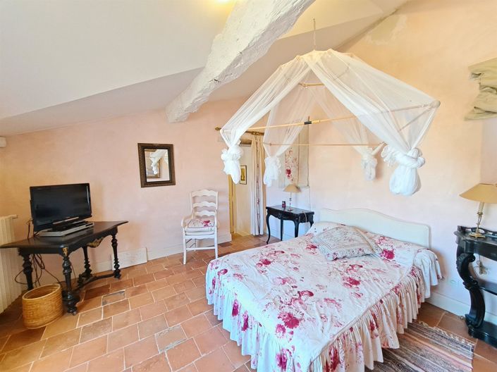 Image No.24-10 Bed Property for sale