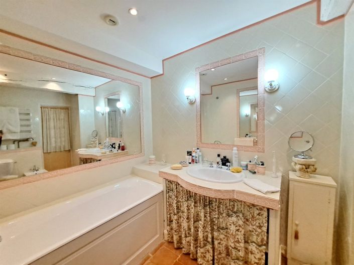 Image No.30-10 Bed Property for sale