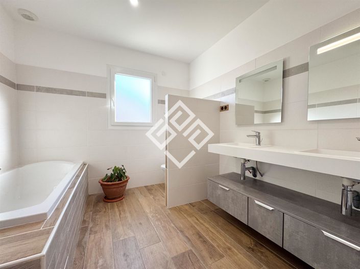 Image No.10-3 Bed House for sale