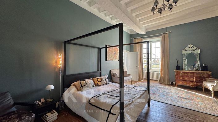 Image No.12-20 Bed Property for sale