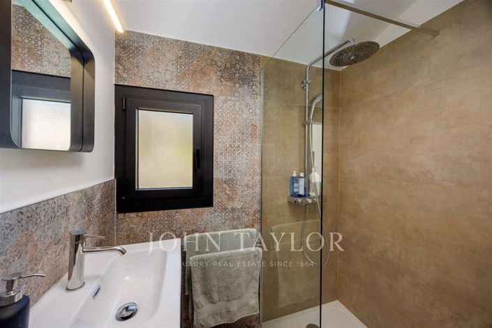 Image No.10-5 Bed House for sale