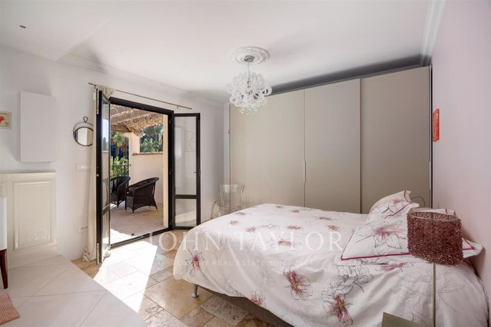 Image No.8-5 Bed House for sale