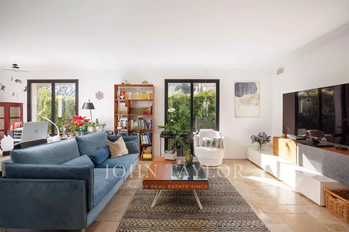 Image No.8-5 Bed House for sale