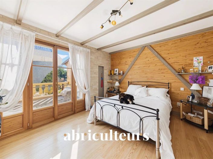 Image No.7-5 Bed House for sale