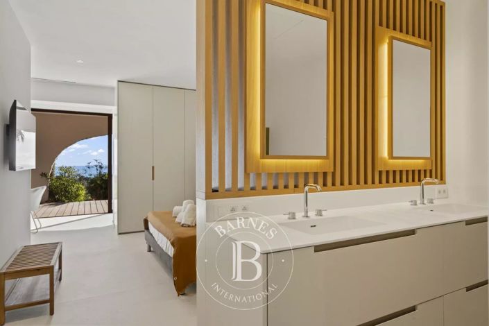 Image No.11-7 Bed House for sale