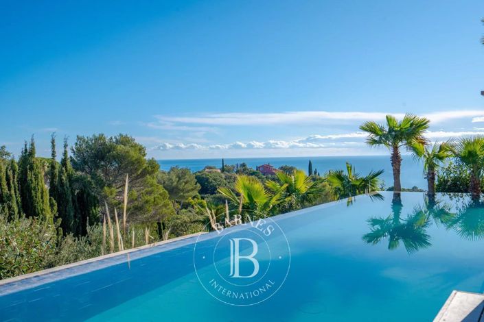 Image No.7-7 Bed House for sale