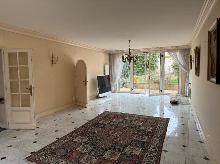 Image No.5-6 Bed House for sale