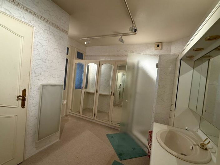 Image No.7-6 Bed House for sale