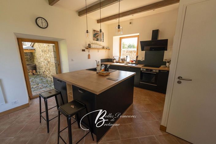 Image No.7-7 Bed House for sale