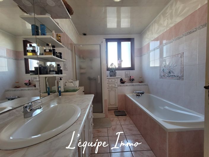 Image No.17-5 Bed House for sale