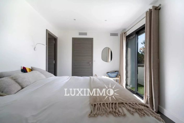 Image No.8-4 Bed House for sale