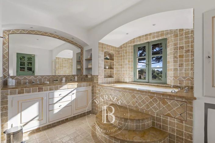 Image No.3-5 Bed House for sale