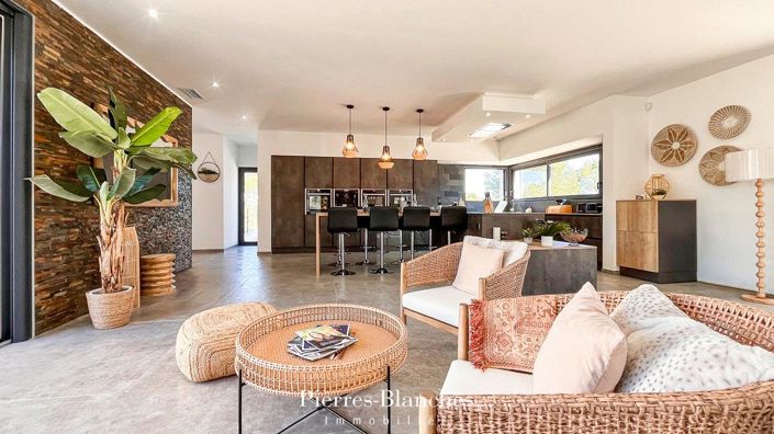 Image No.5-6 Bed House for sale