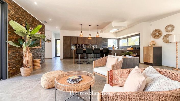 Image No.5-6 Bed House for sale
