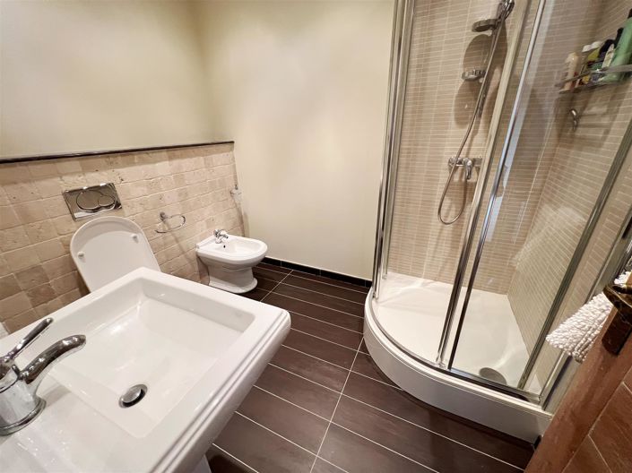 Image No.15-4 Bed House for sale