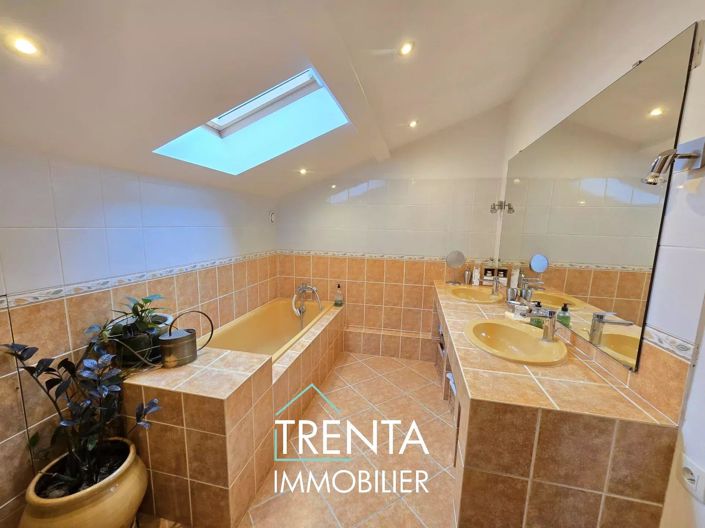 Image No.9-6 Bed House for sale