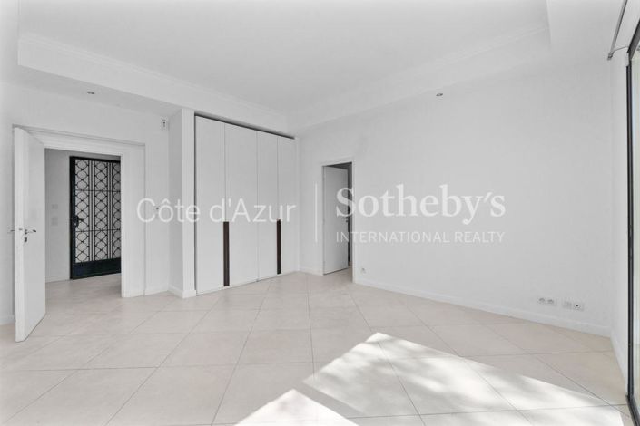 Image No.10-3 Bed House for sale