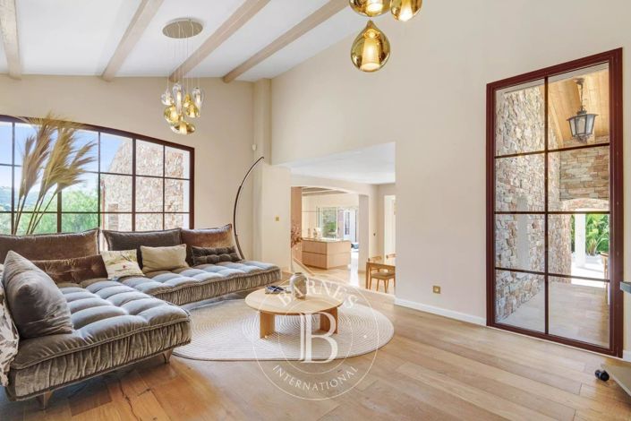 Image No.6-5 Bed House for sale