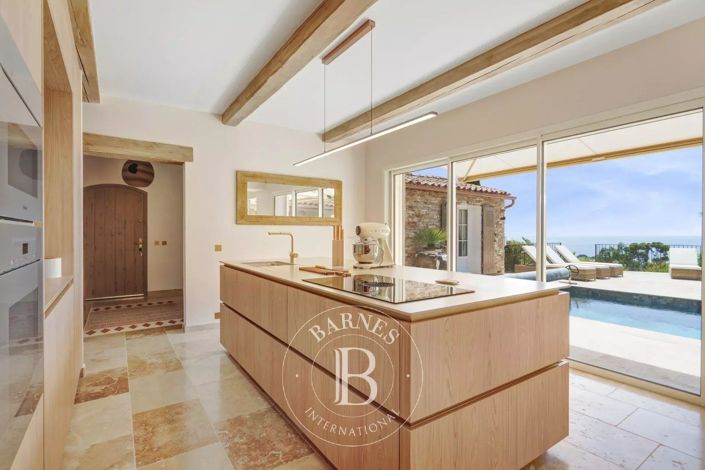 Image No.8-5 Bed House for sale