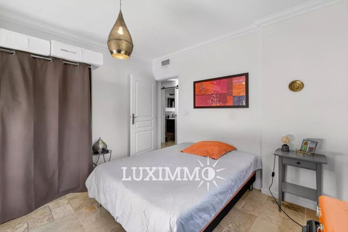 Image No.8-5 Bed House for sale