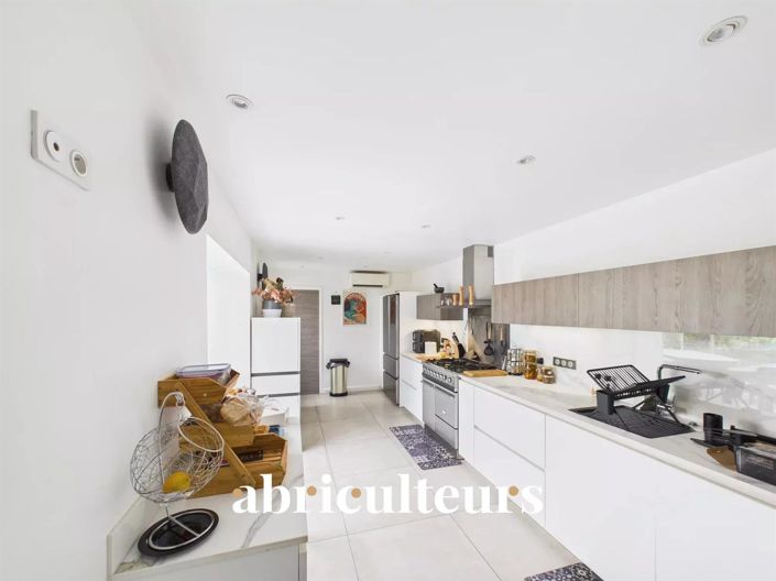 Image No.8-6 Bed House for sale