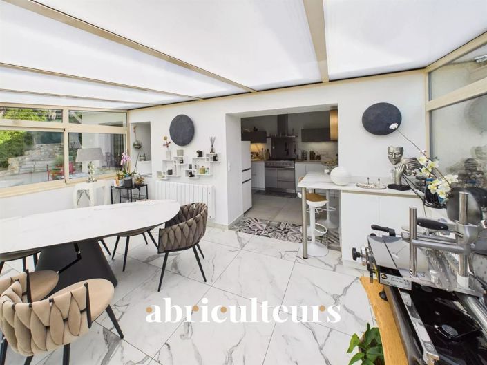 Image No.9-6 Bed House for sale