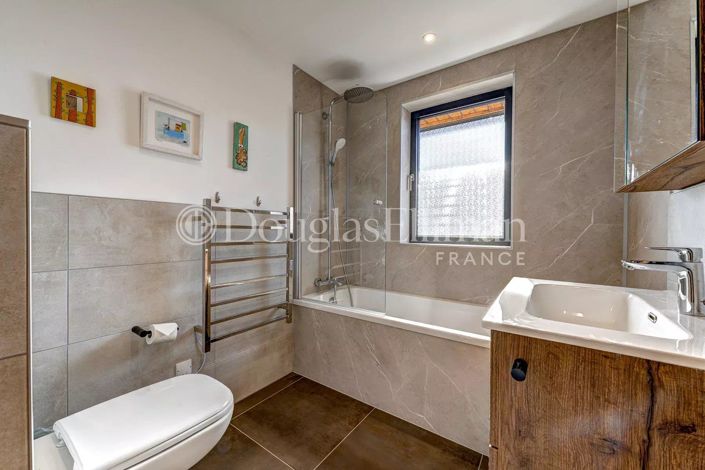 Image No.27-6 Bed House for sale