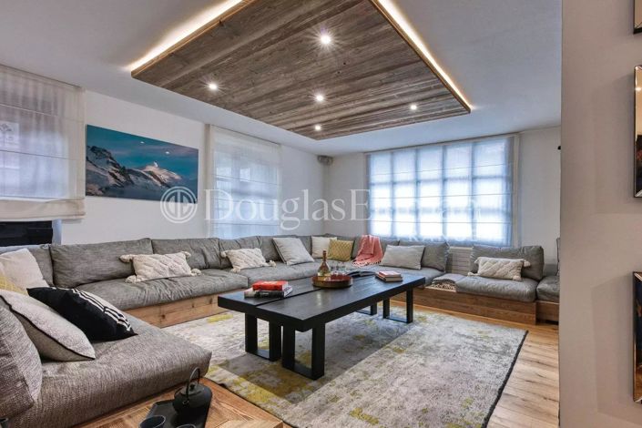 Image No.2-8 Bed House for sale