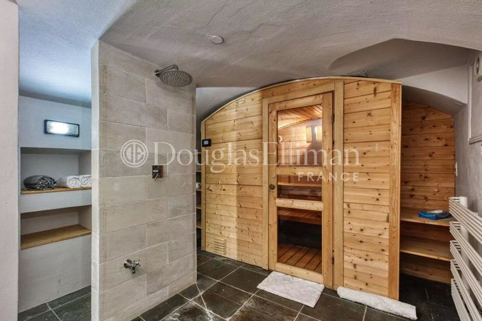 Image No.21-8 Bed House for sale