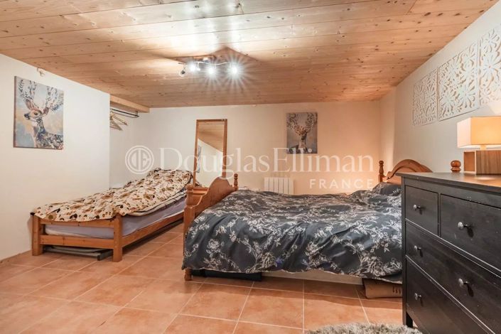 Image No.20-8 Bed House for sale