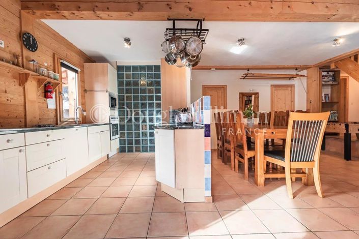 Image No.5-8 Bed House for sale