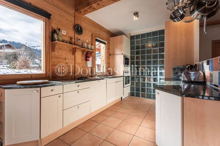 Image No.6-8 Bed House for sale