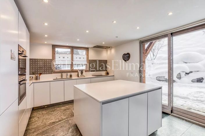 Image No.18-6 Bed House for sale