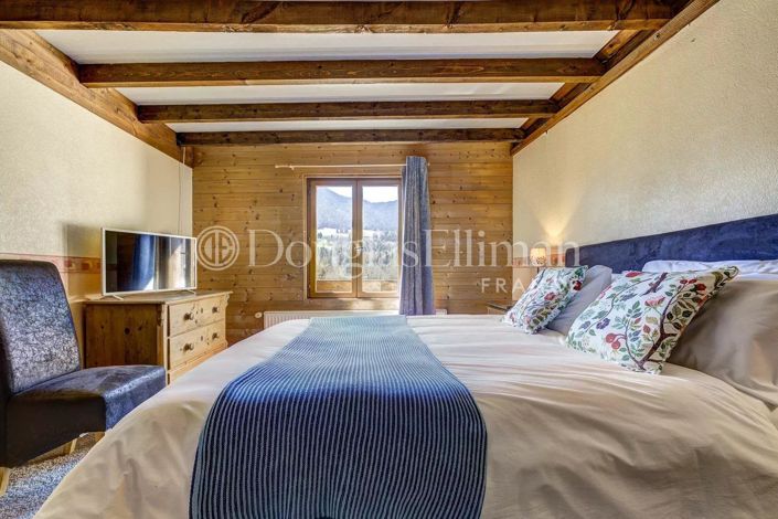 Image No.9-8 Bed House for sale