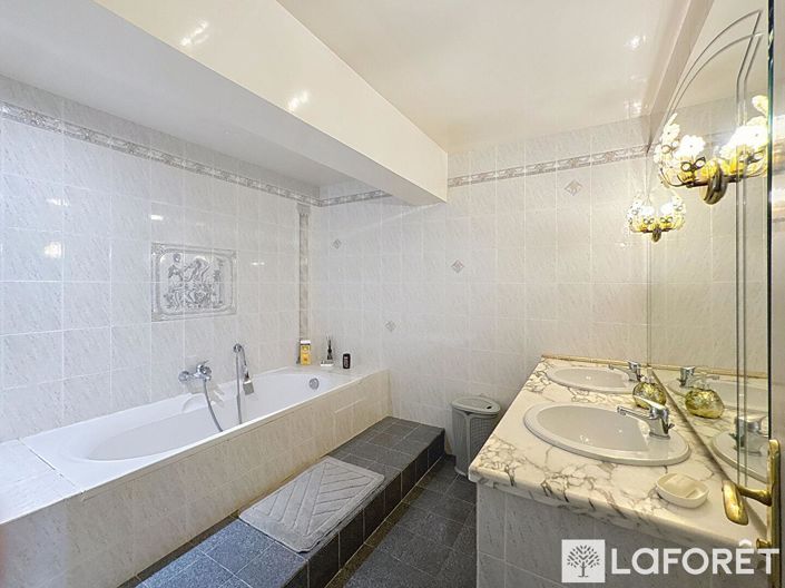 Image No.18-5 Bed House for sale