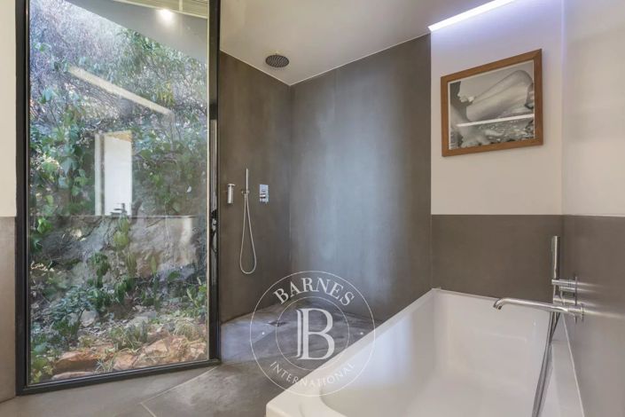 Image No.8-4 Bed House for sale