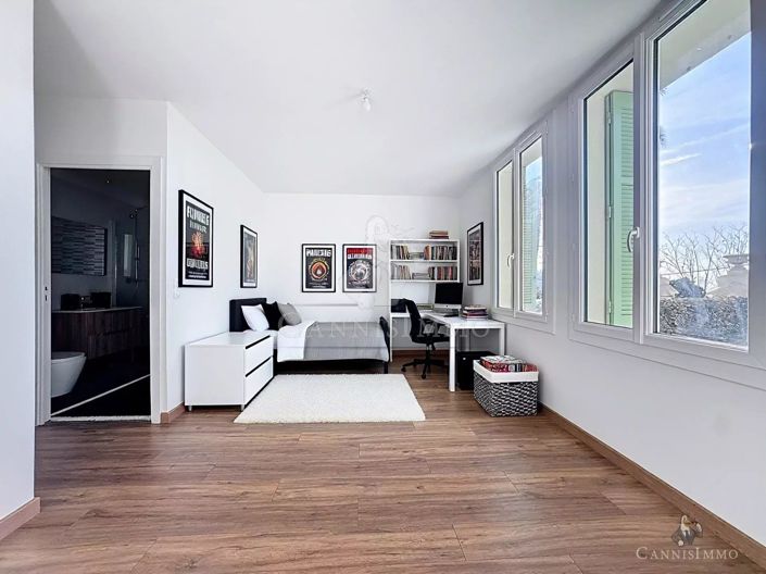 Image No.8-3 Bed Apartment for sale