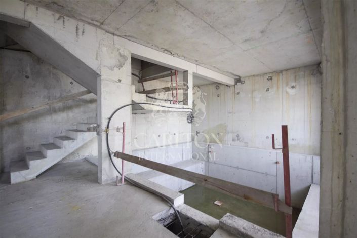 Image No.9-8 Bed House for sale