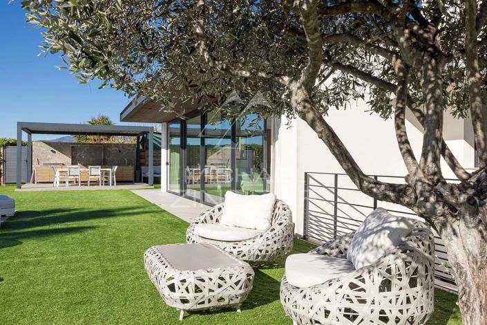 Image No.9-6 Bed House for sale