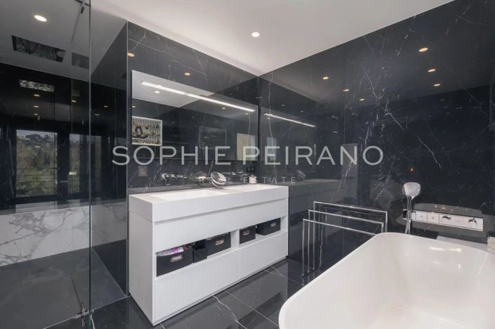 Image No.8-4 Bed House for sale