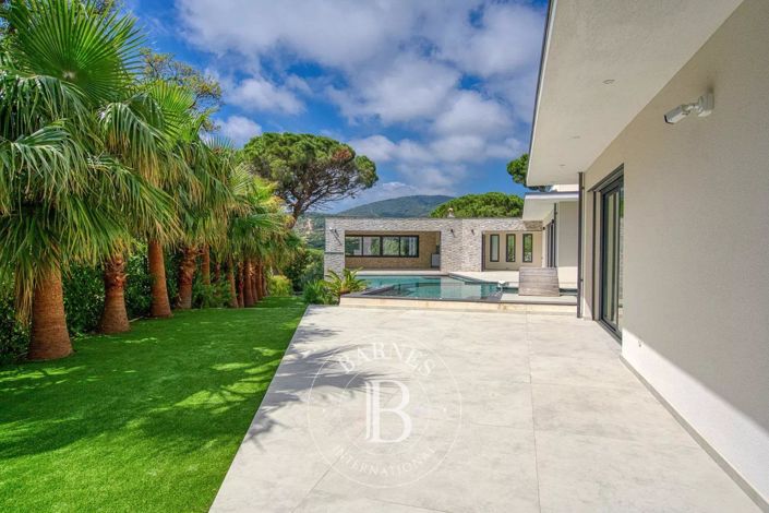 Image No.6-5 Bed House for sale