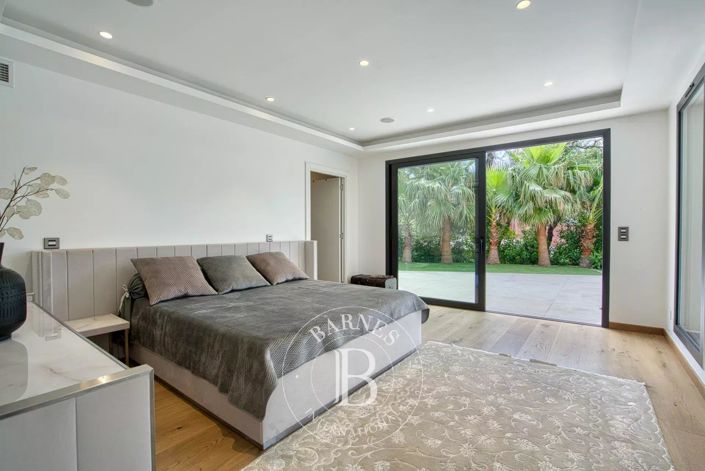 Image No.8-5 Bed House for sale