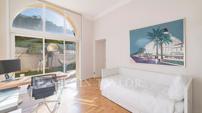 Image No.10-11 Bed House for sale