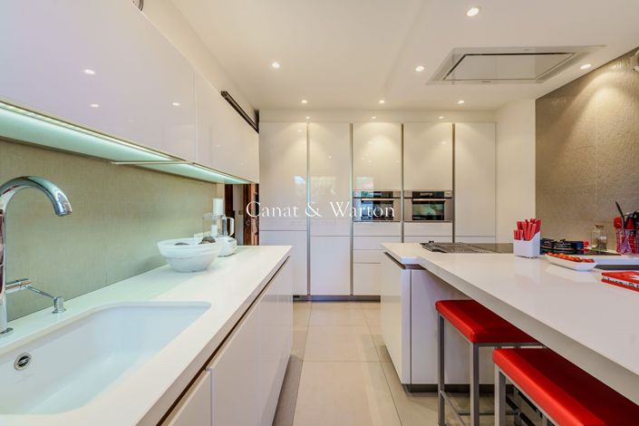 Image No.5-4 Bed Property for sale