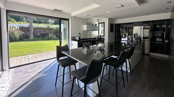 Image No.8-5 Bed Property for sale